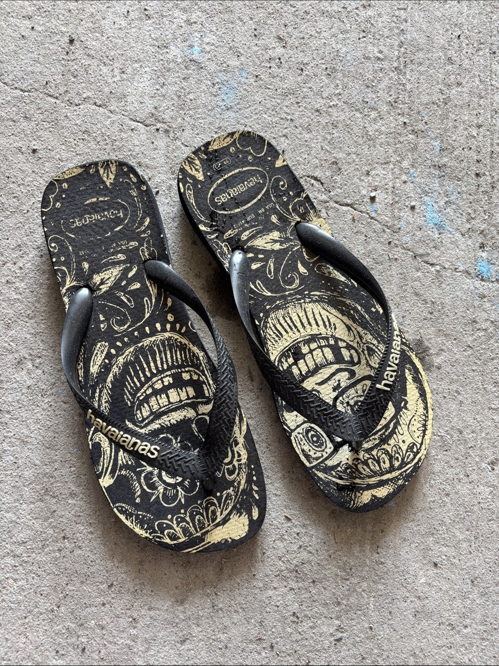 Havaianas mens Black and Gold Skull Graphic Flip Flops